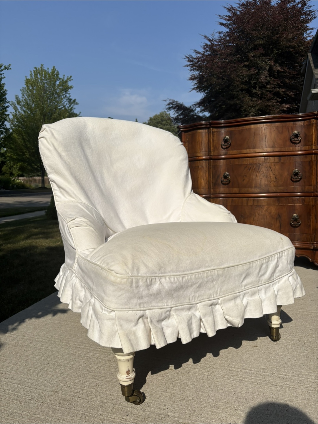 White Armchair with Ruffle Trim - photo 3