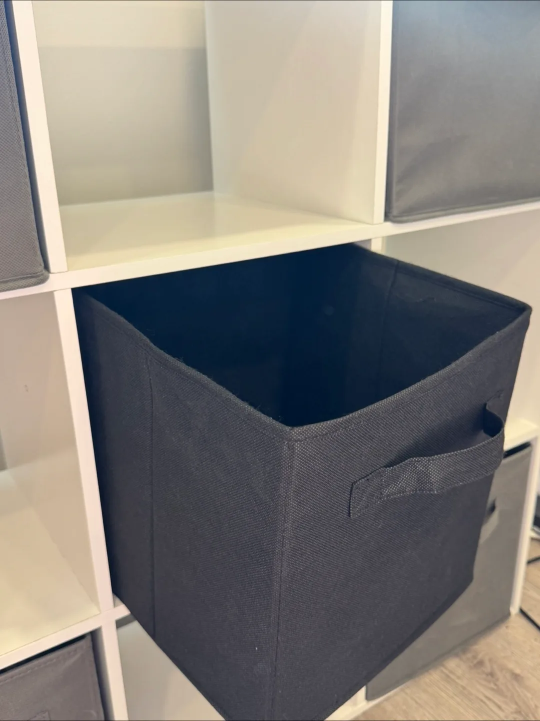 White 9-Cube Storage Shelf image indicator(2)