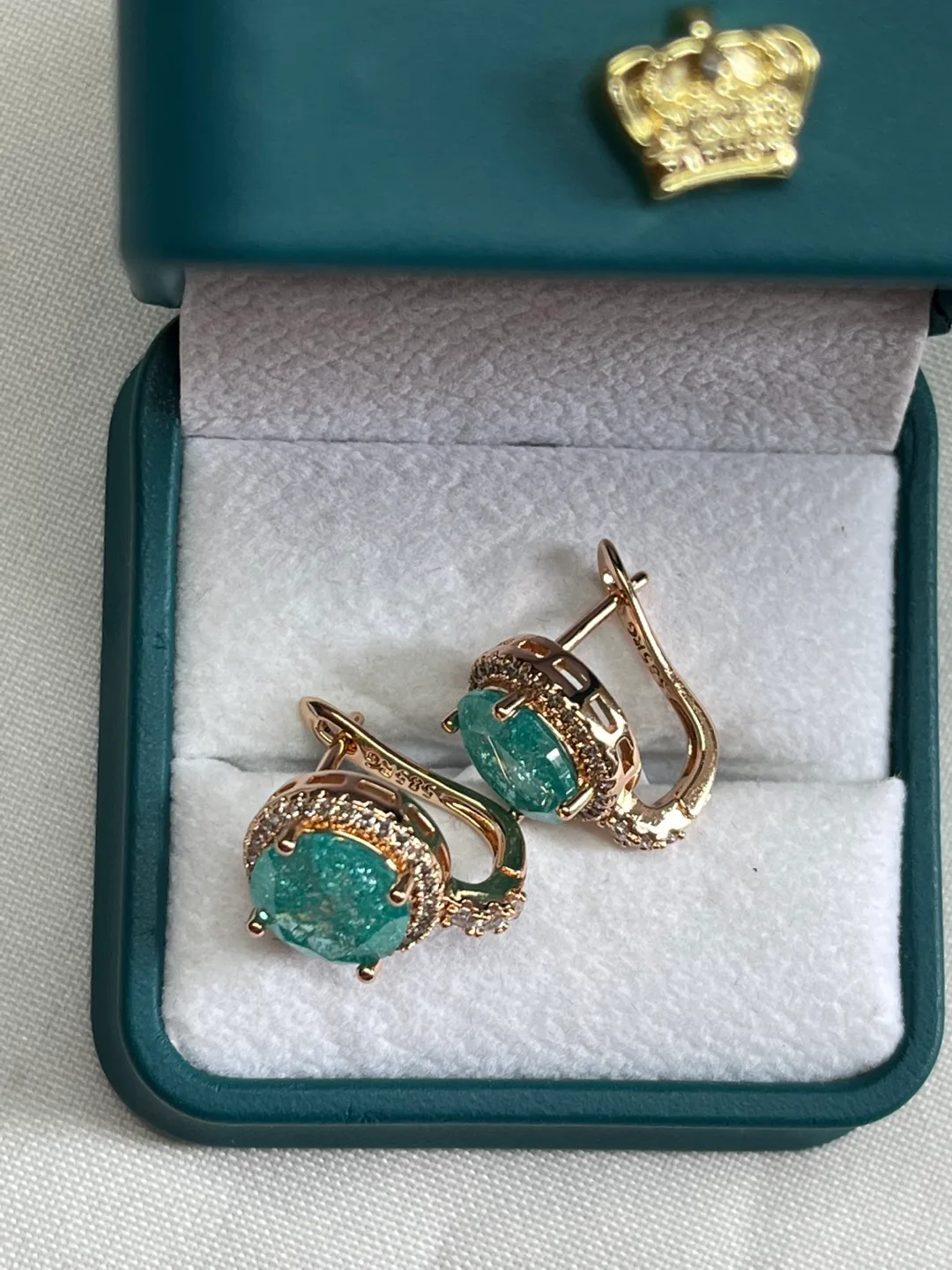 Dazzling round cut emerald 585 rose gold drop earrings thumbnail