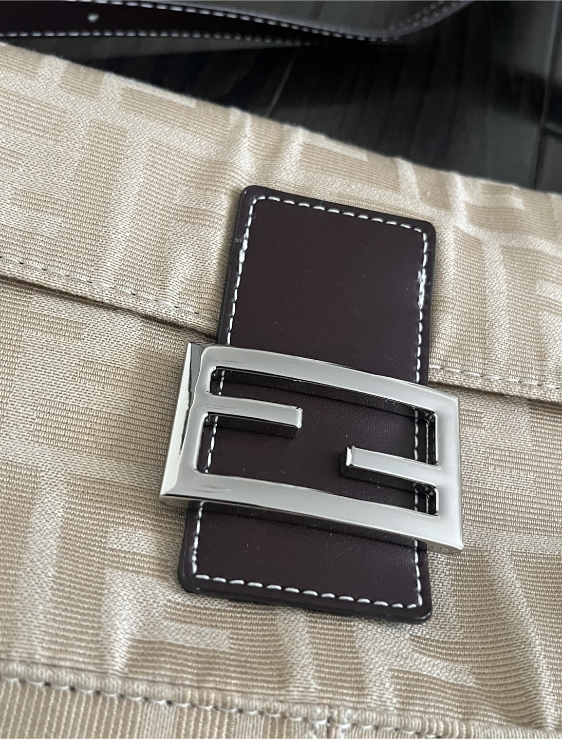 Fendi baguette style Cream shoulder Bag - photo 2