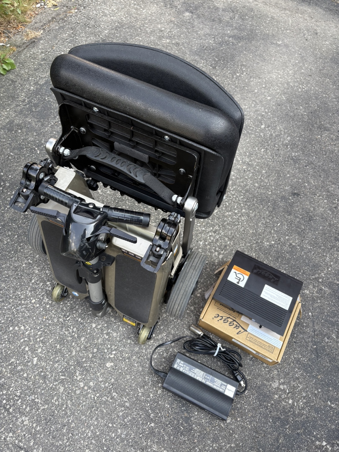 Luggie Mobility Scooter Battery & Charger - photo 5