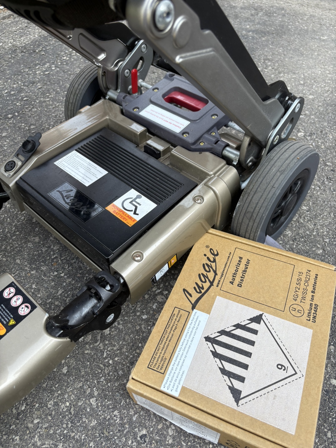 Luggie Mobility Scooter Battery & Charger - photo 4