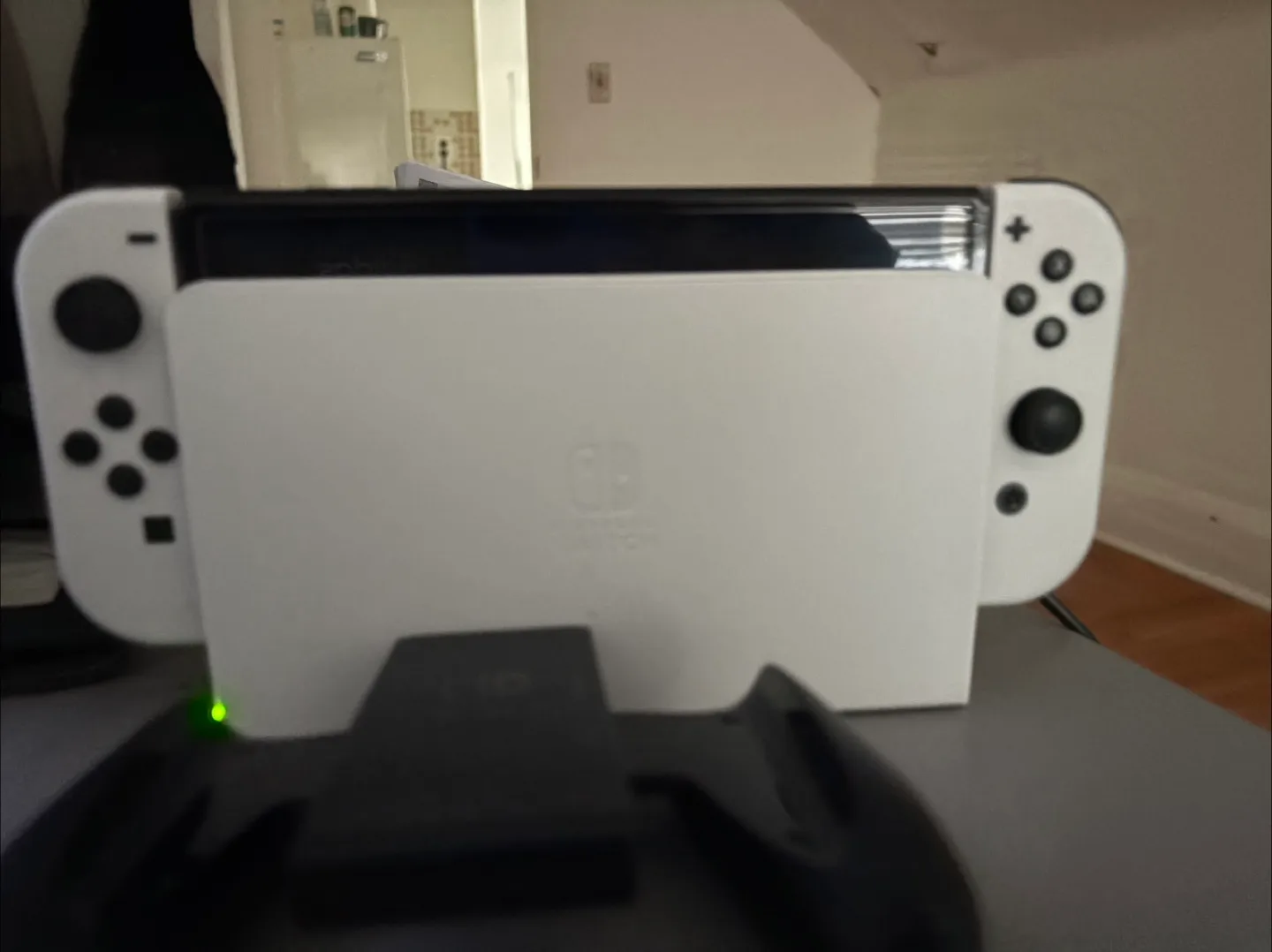 Nintendo Switch OLED White Edition image indicator(2)