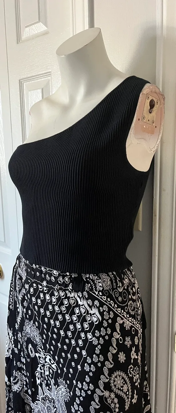 The Drop Women's Black One-Shoulder Top - Size M image indicator(2)