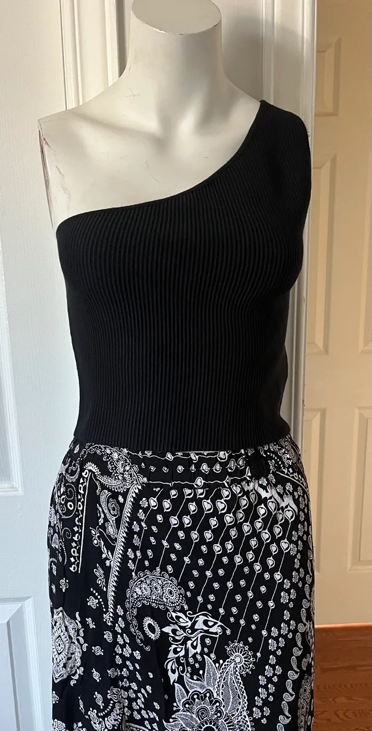 The Drop Women's Black One-Shoulder Top - Size M image indicator(3)