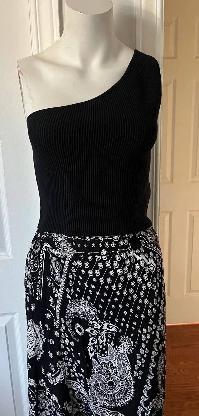 The Drop Women's Black One-Shoulder Top - Size M image indicator(4)