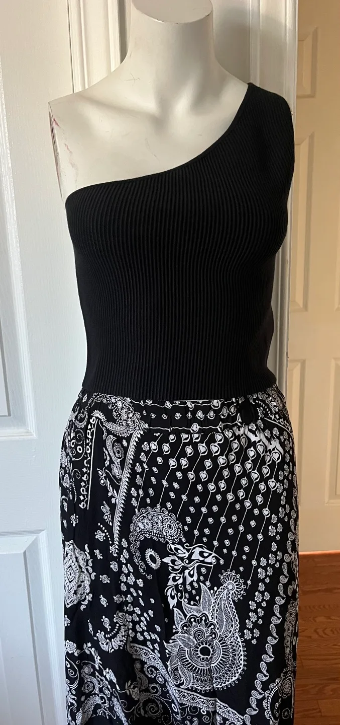 The Drop Women's Black One-Shoulder Top - Size M image indicator(5)