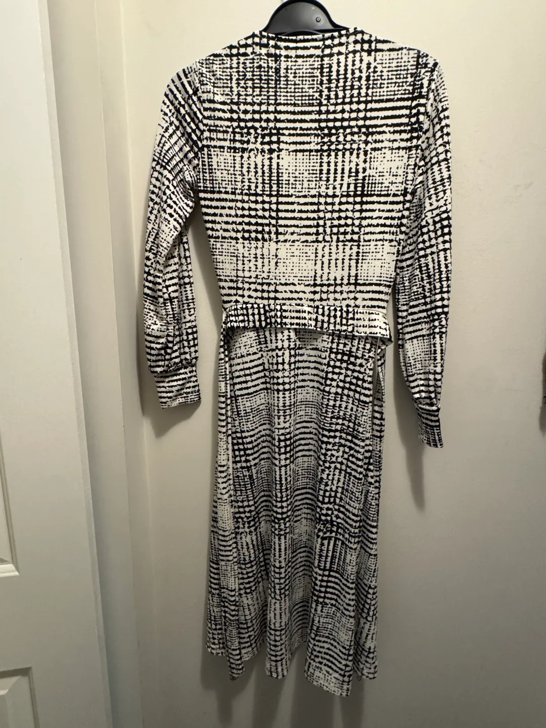 H&M XS Black & White Midi Dress image indicator(2)