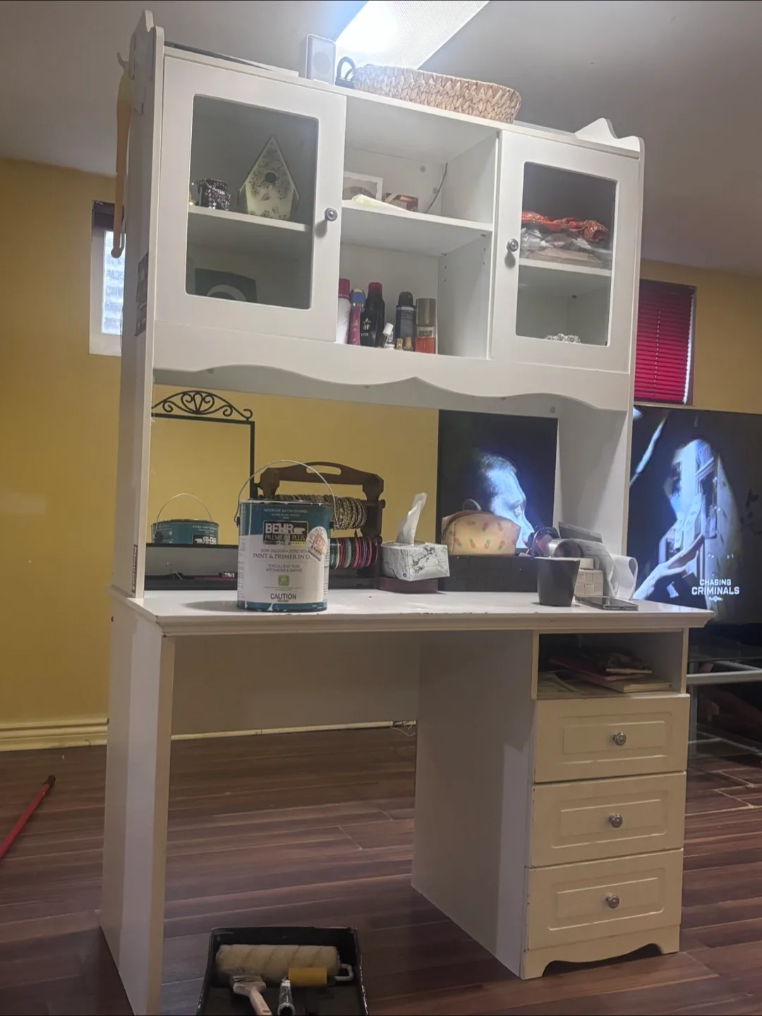 White Desk with Hutch image indicator(2)