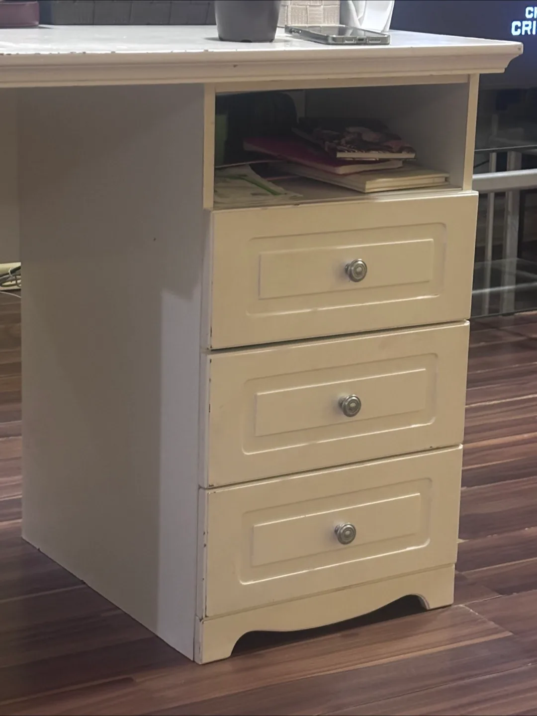 White Desk with Hutch image indicator(3)