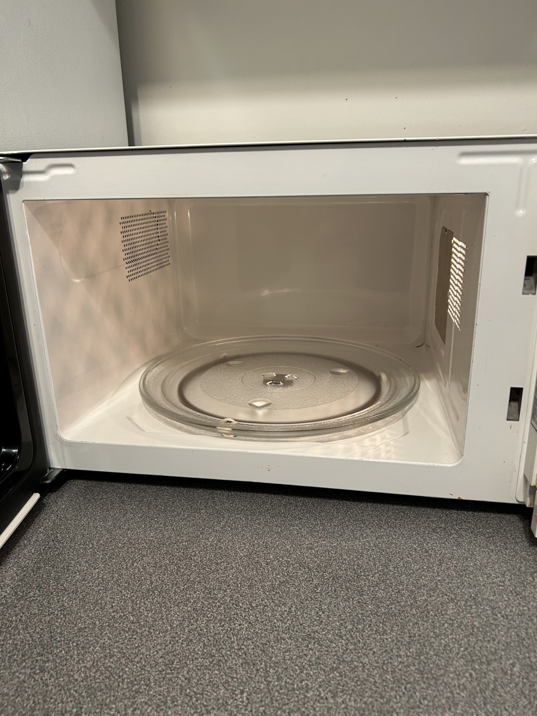 DOWNSIZING MUST GO ASAP Danby Microwave - Great Condition! - photo 2