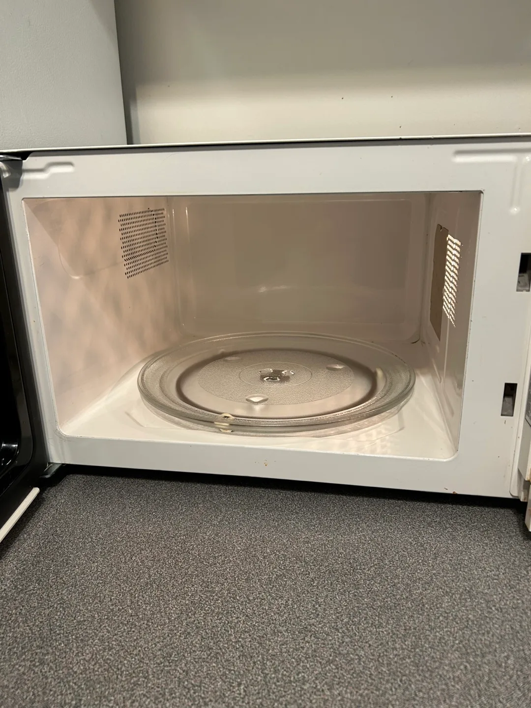 DOWNSIZING MUST GO ASAP Danby Microwave - Great Condition! image indicator(2)