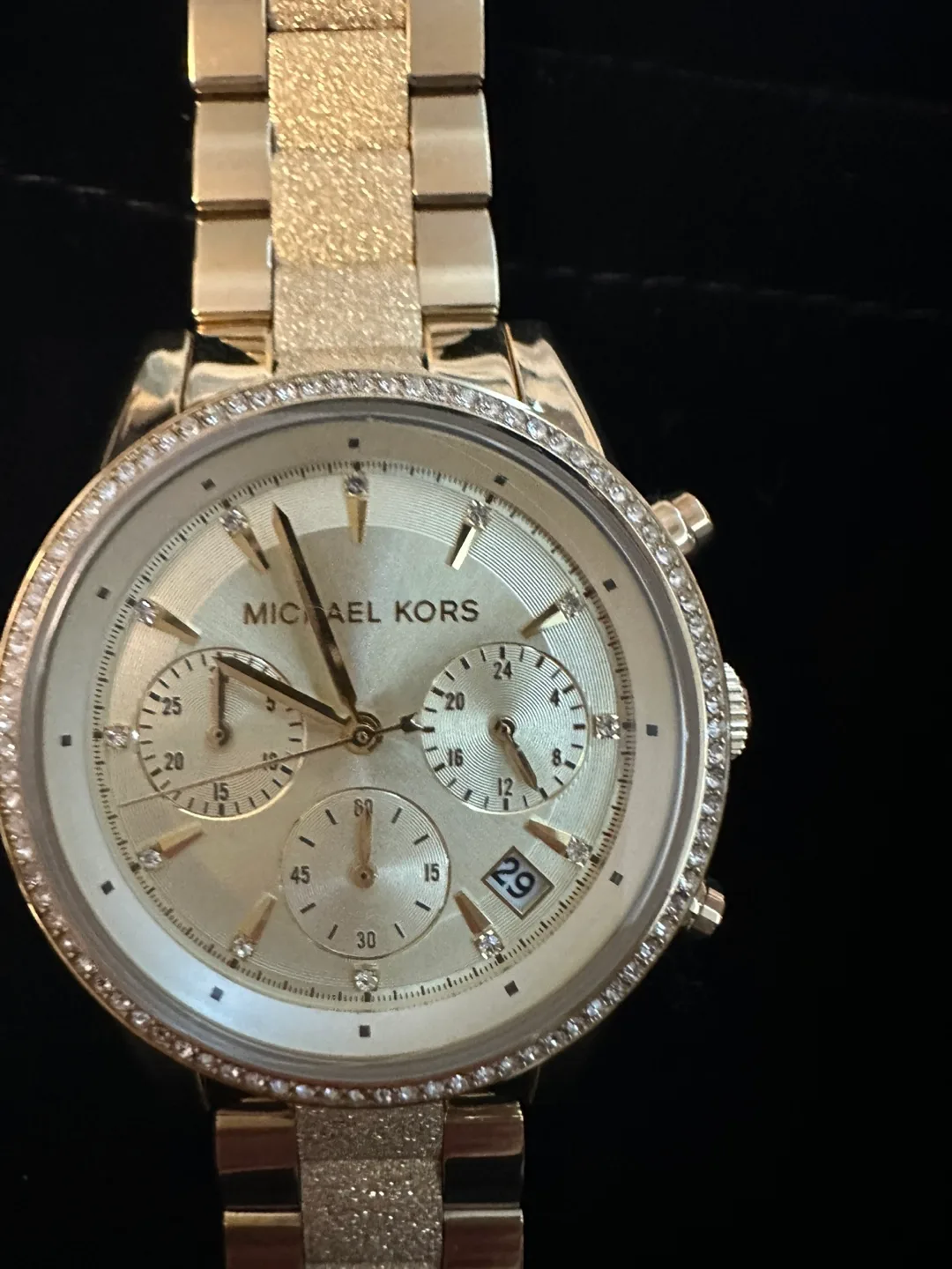 Michael Kors' Watch image indicator(2)