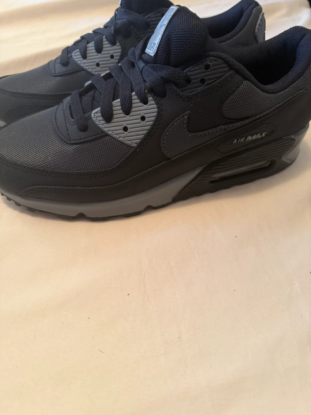 Nike Air Max 90, Size 8.5, Black image indicator(4)