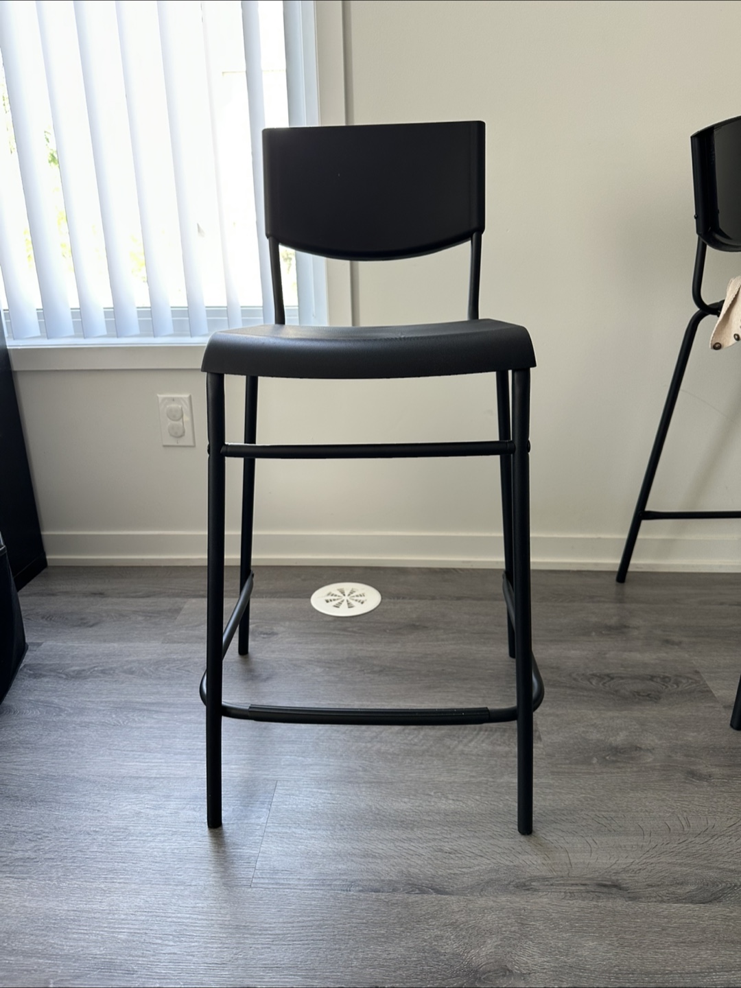 SET4x  Bar stool with backrest, black