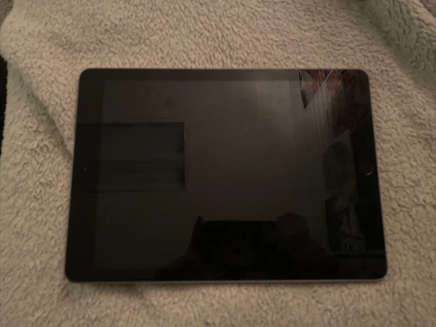 iPad 6th Gen 32GB (slightly damaged) thumbnail