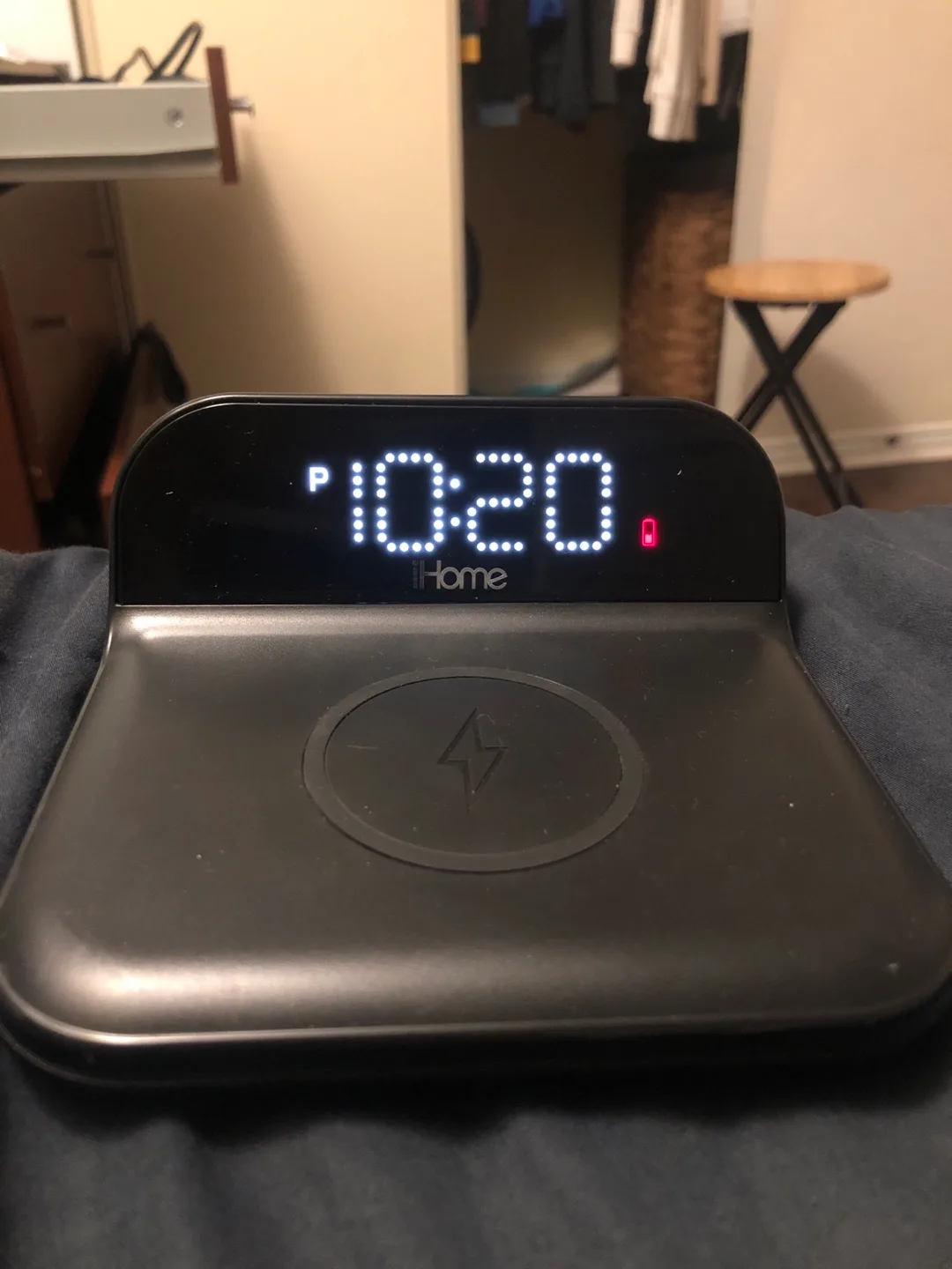iHome Wireless Charging Alarm Clock thumbnail