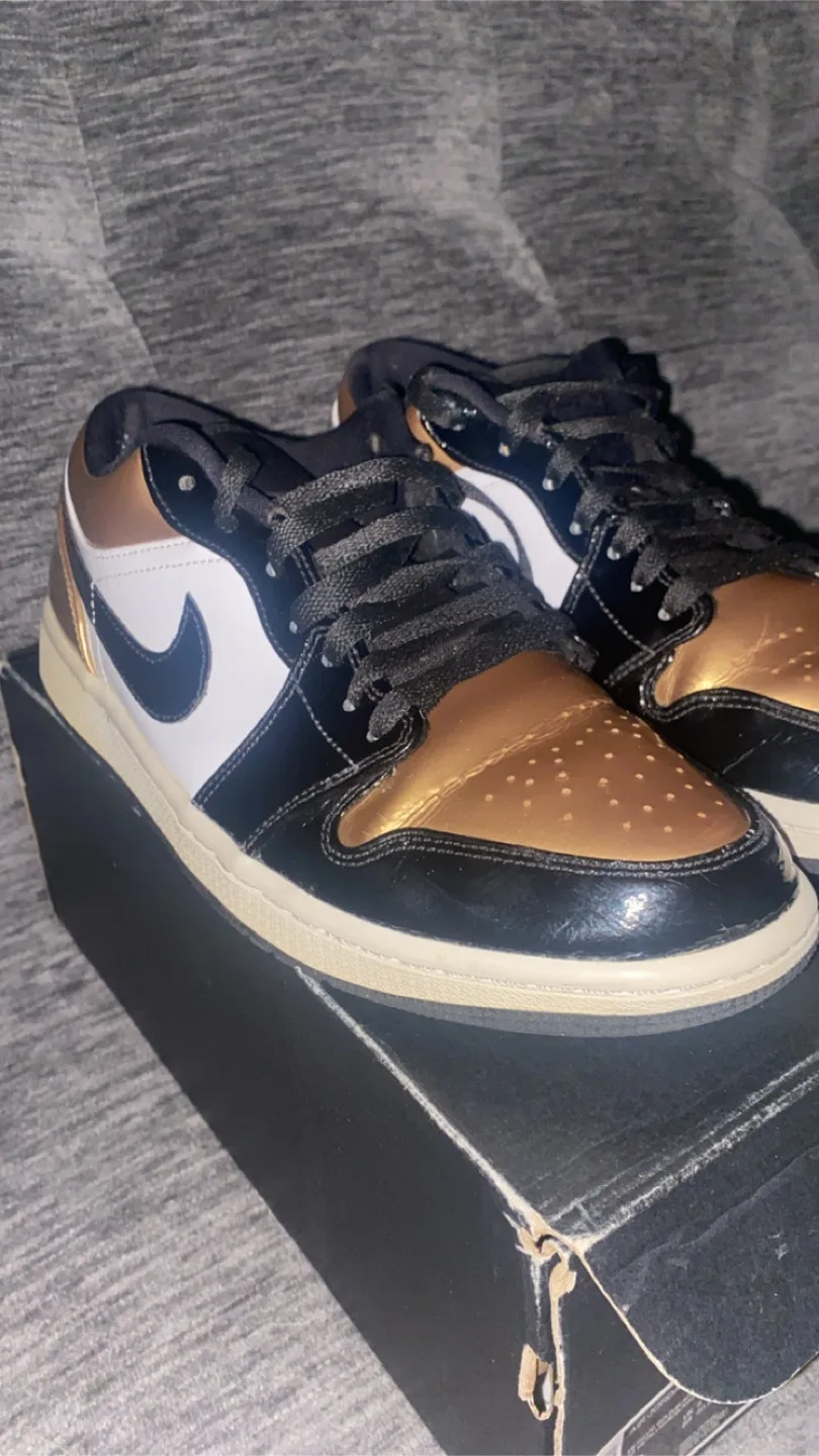 Air Jordan 1 Low Gold toe, Back to school deal image indicator(4)