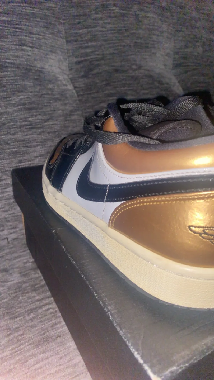Air Jordan 1 Low Gold toe, Back to school deal image indicator(3)