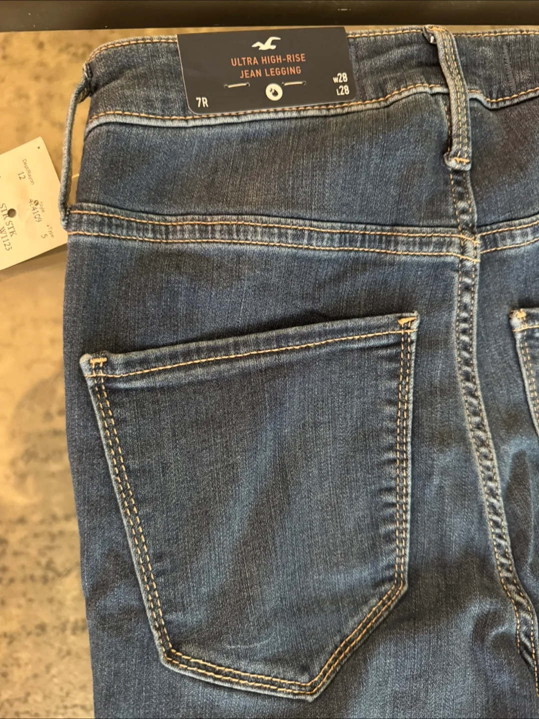 Brand New Women’s Hollister Ultra High-Rise Jeans- Size 28 image indicator(3)