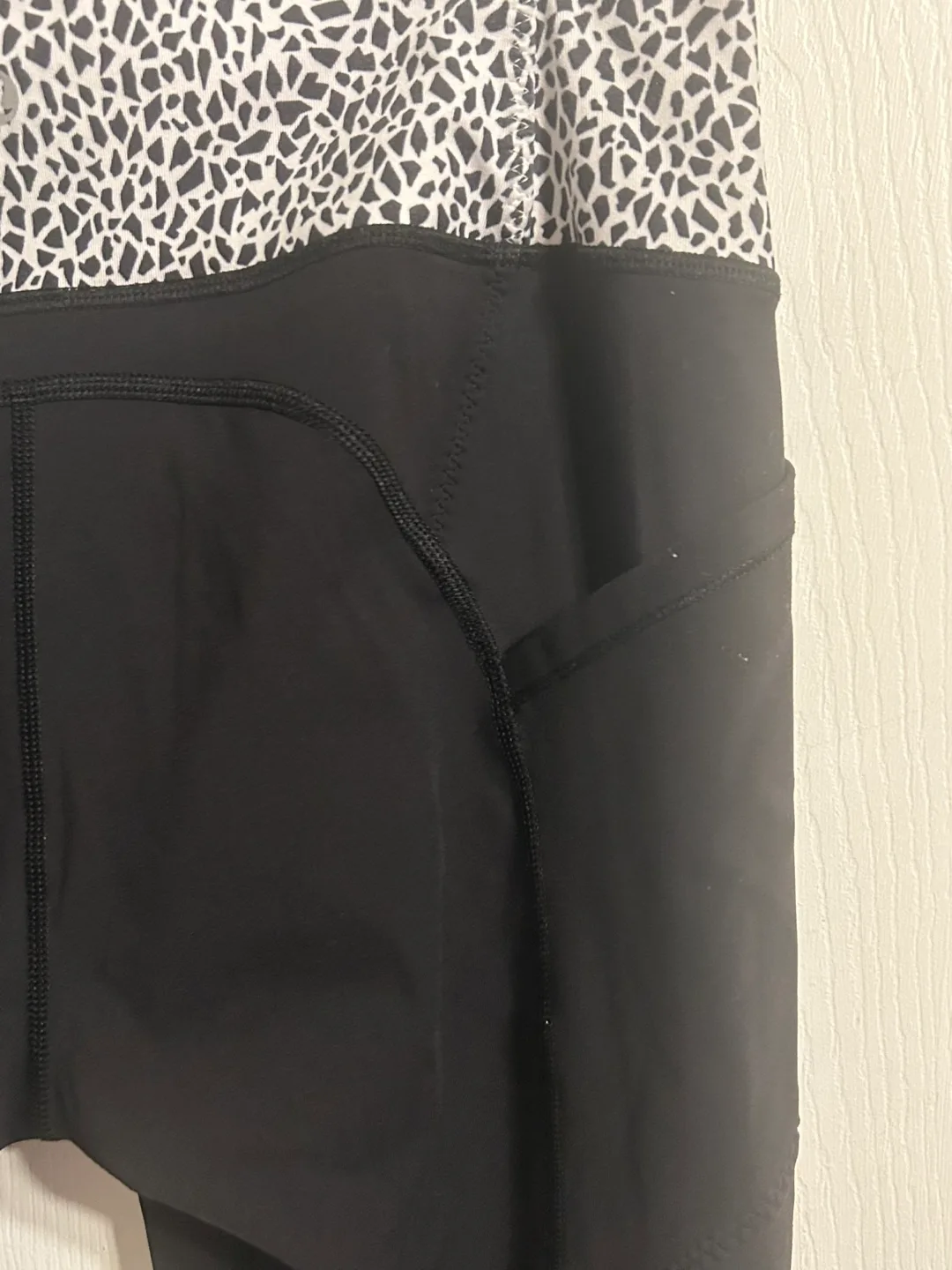 Lululemon Black Leggings size 8 image indicator(3)