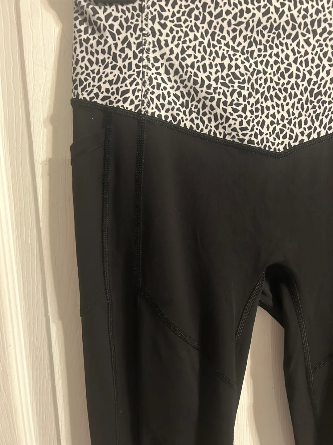 Lululemon Black Leggings size 8 image indicator(4)