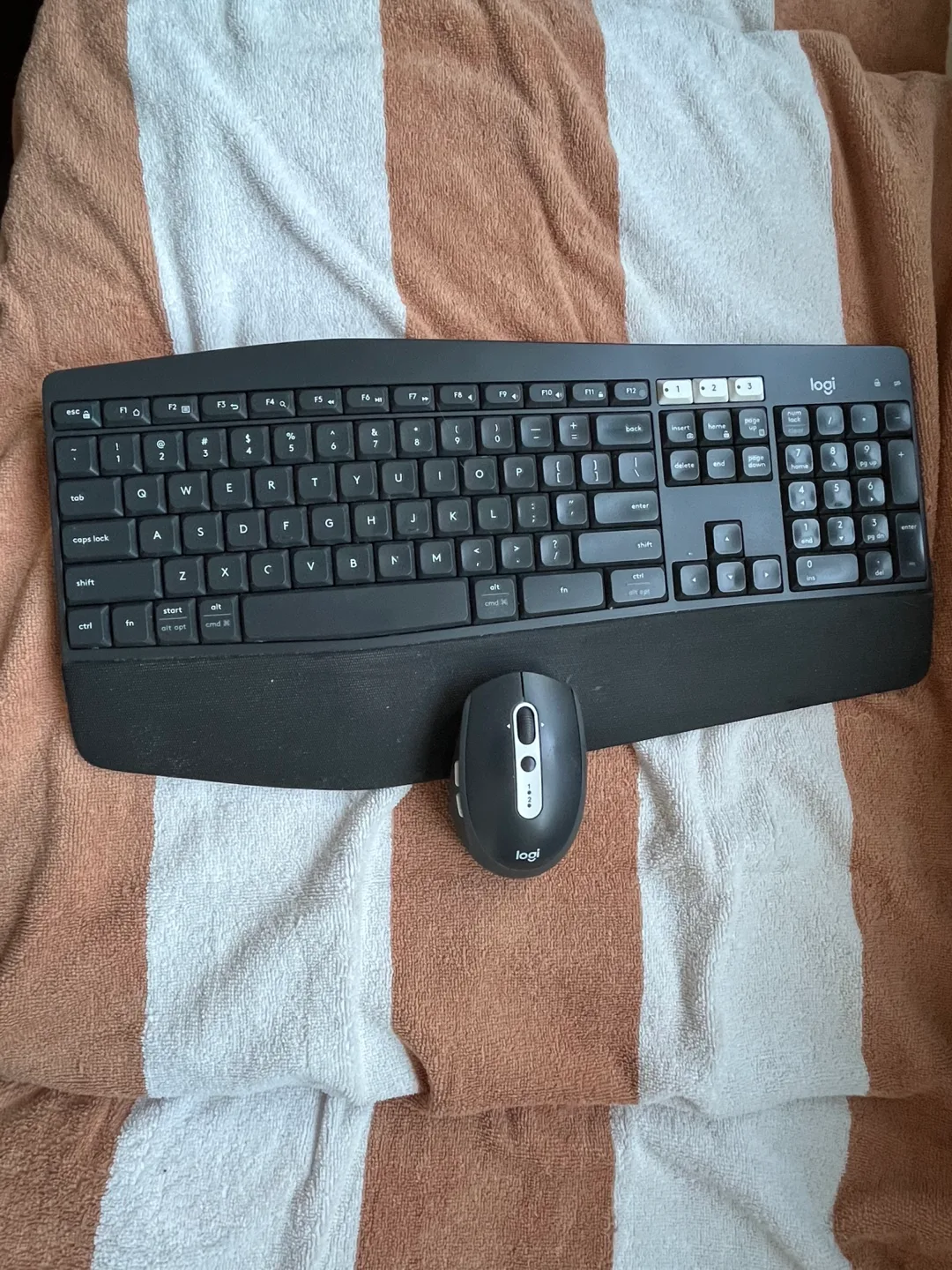Logitech Wireless Keyboard and Mouse Combo thumbnail