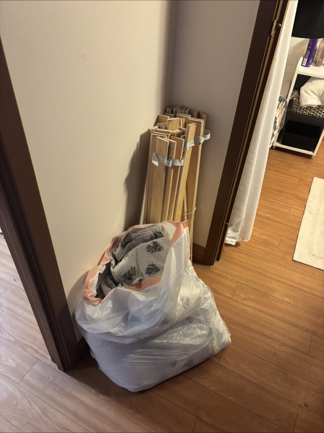 Queen mattress, frame and bedding - photo 2