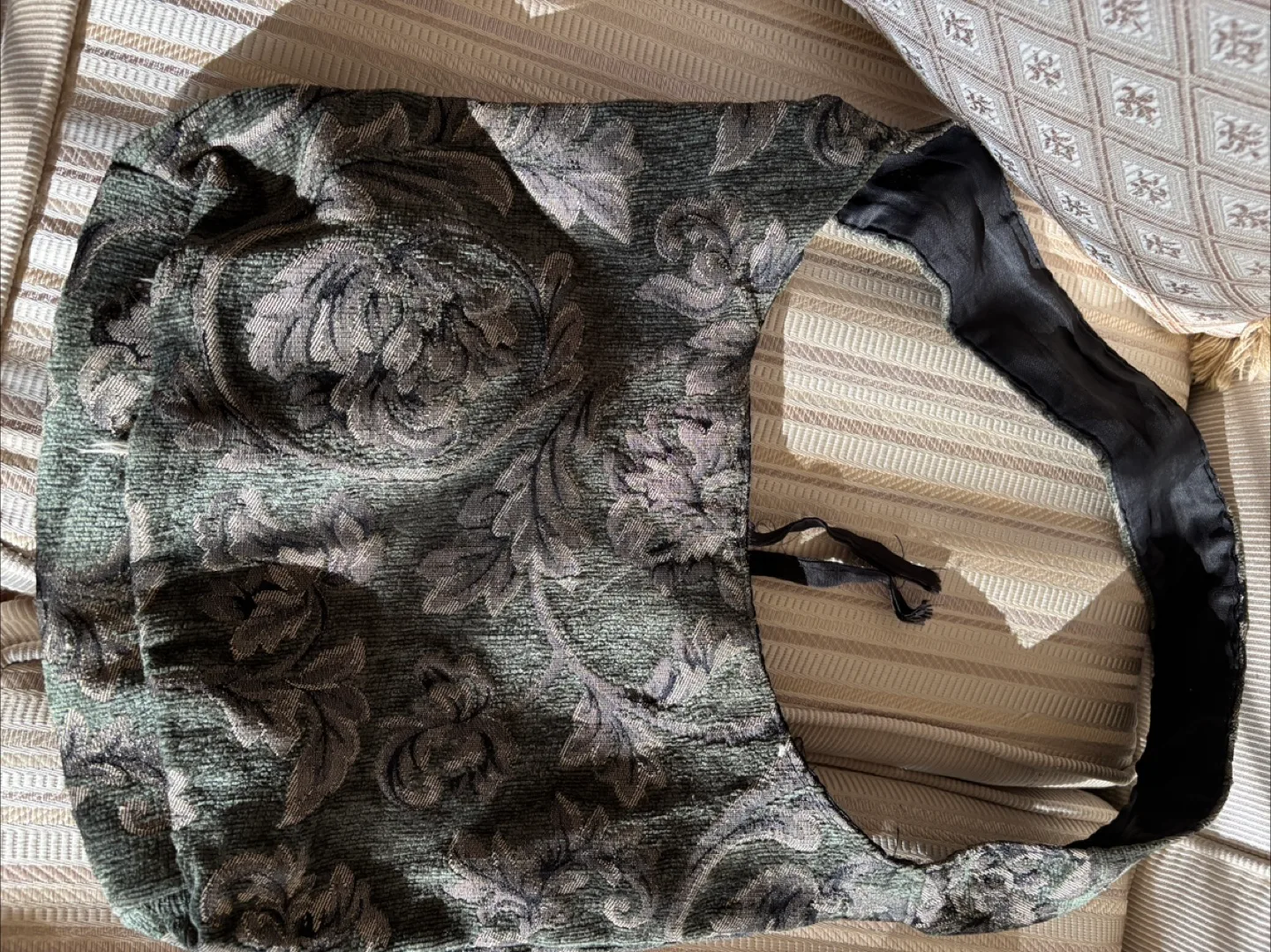 Floral Tapestry Hobo Bag image indicator(2)