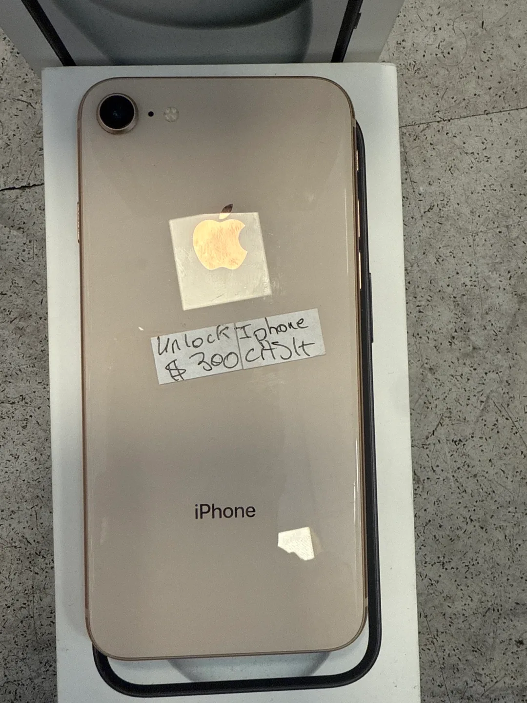 iPhone 8 - Gold thumbnail