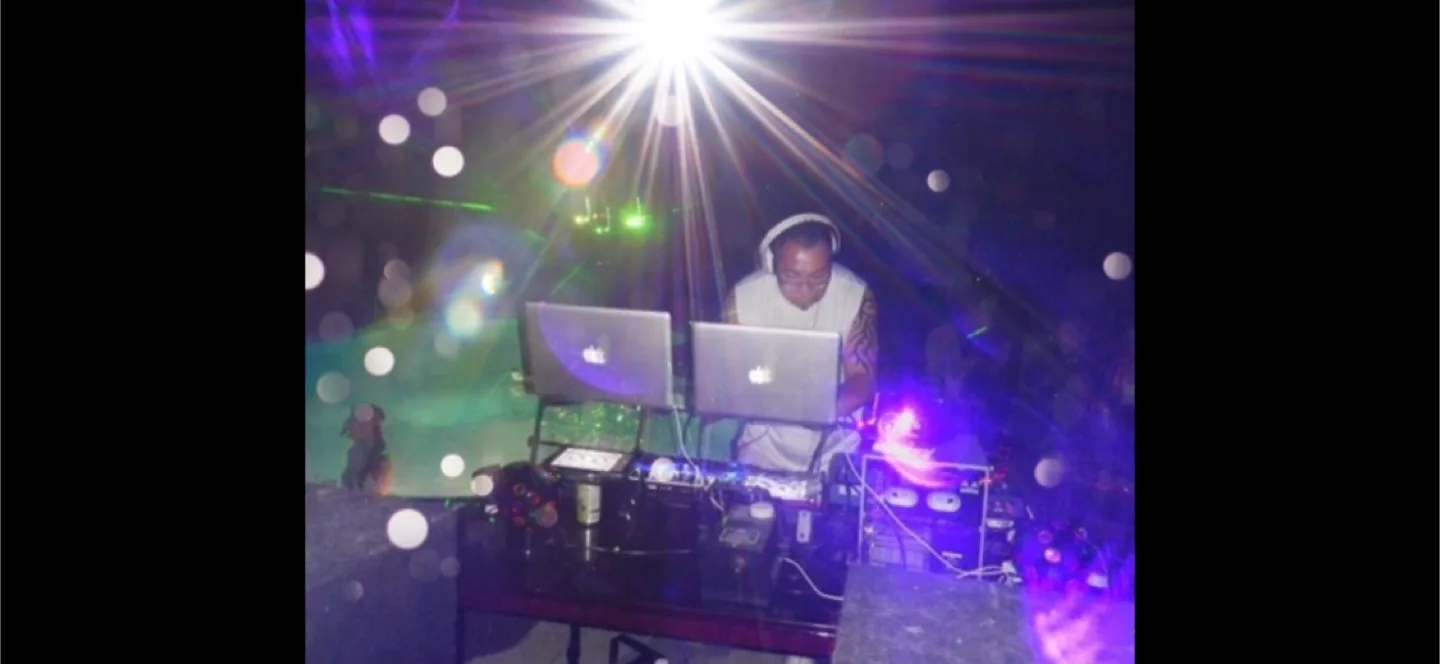 Wedding DJ image indicator(2)