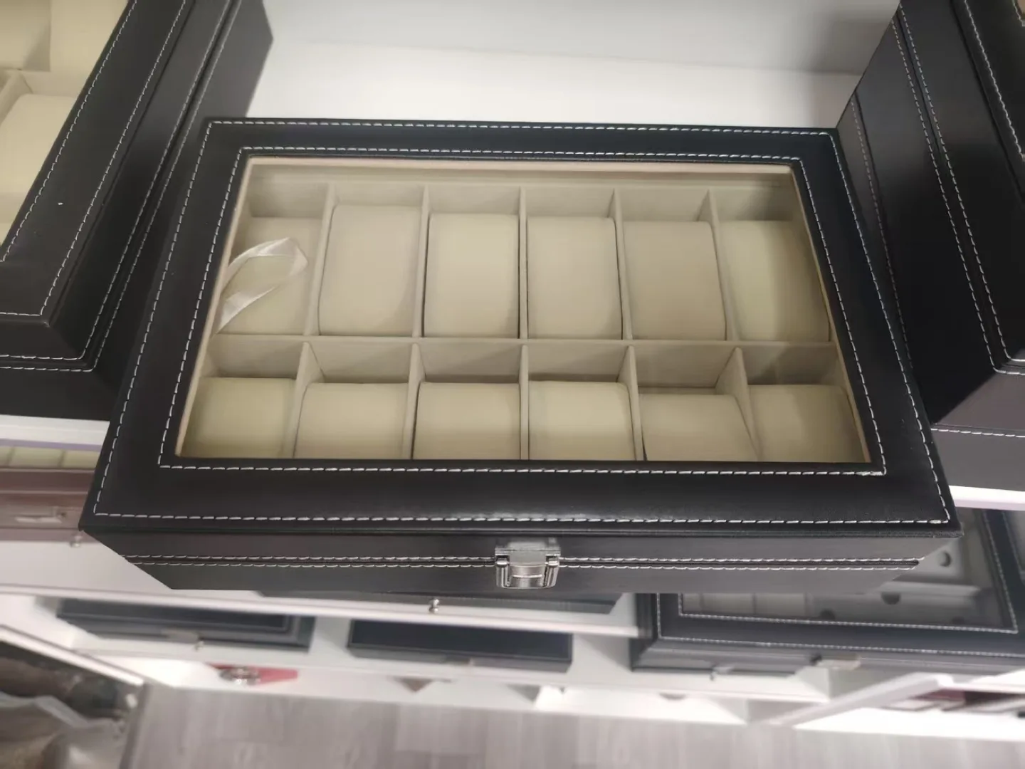 Watch Display Case image indicator(2)