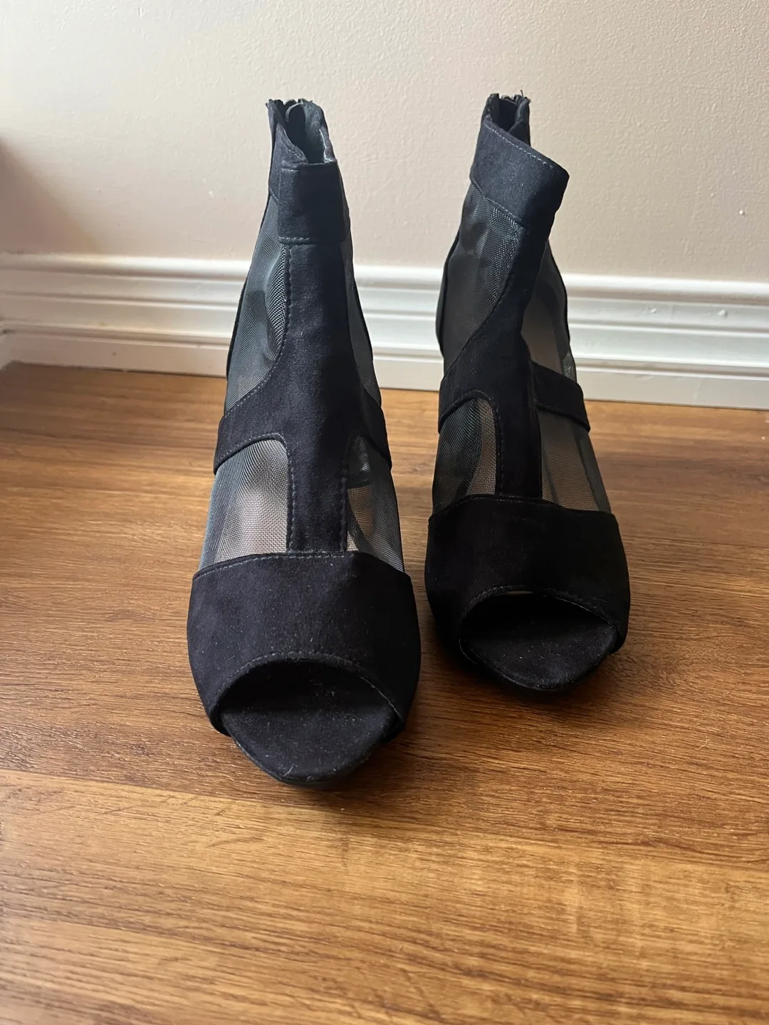 Gorgeous Black Suede and Mesh Summer Shoes Heels - Size 9 image indicator(3)