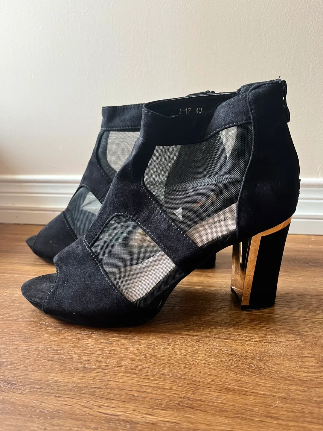 Gorgeous Black Suede and Mesh Summer Shoes Heels - Size 9 image indicator(2)