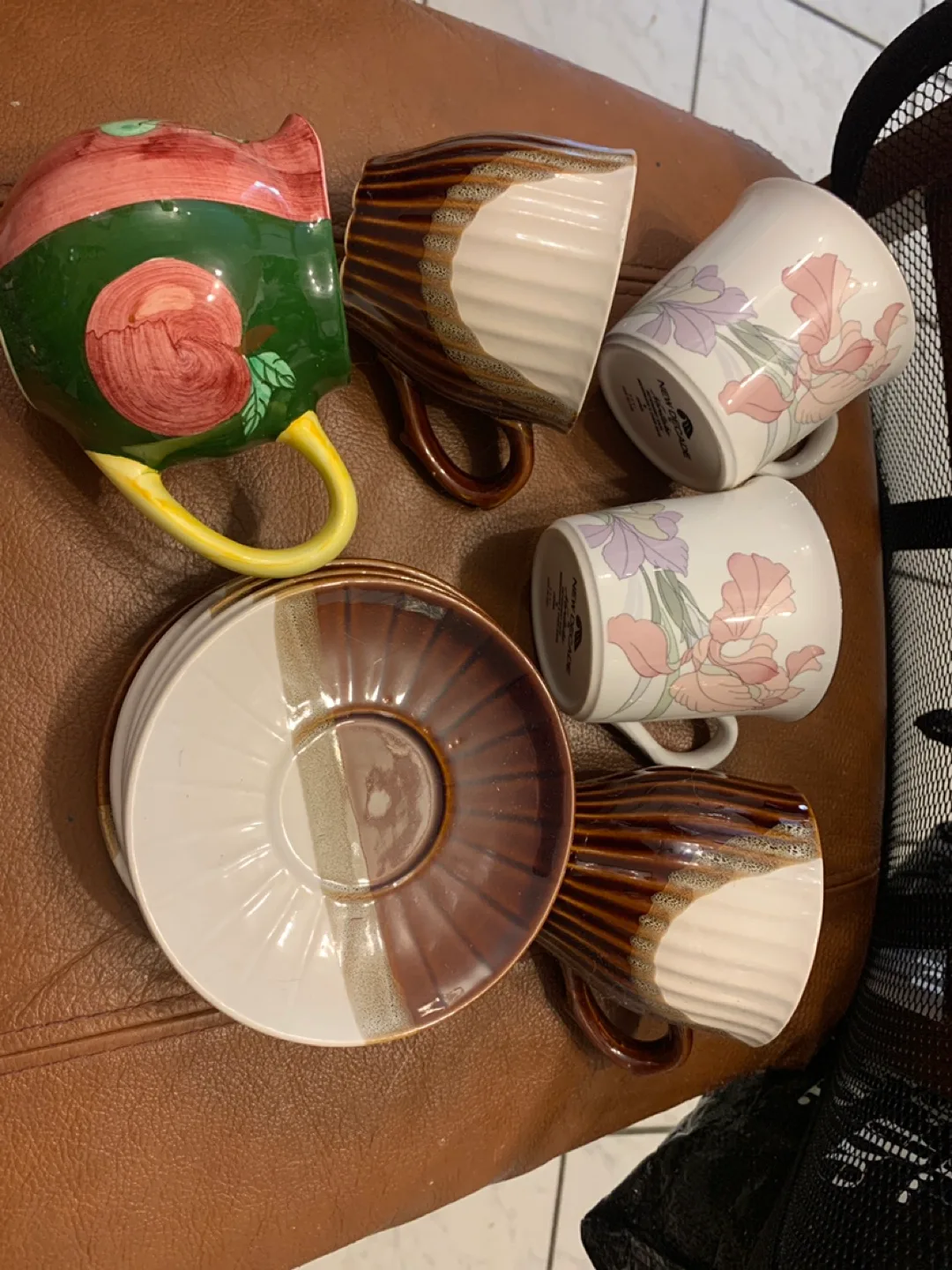 Country Inn creamer & Mugs Set and extra mugs thumbnail