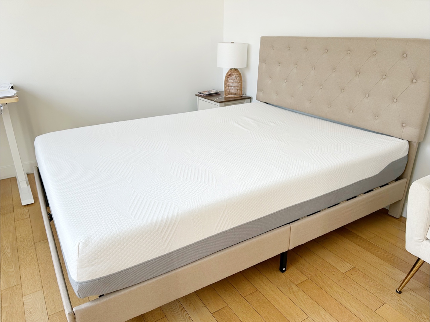 Like new! Queen bed frame + headboard - photo 3