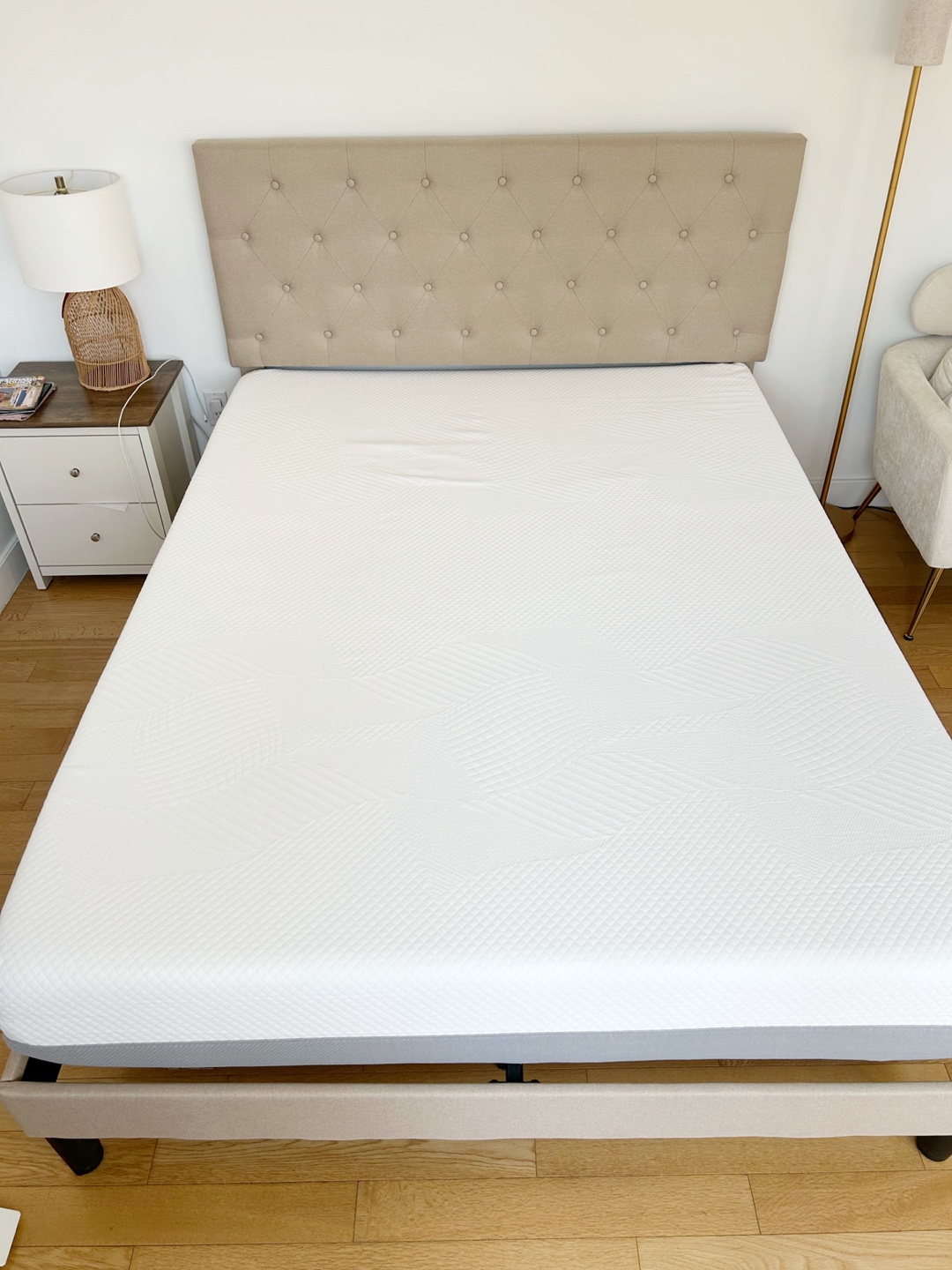 Like new! Queen bed frame + headboard - photo 4