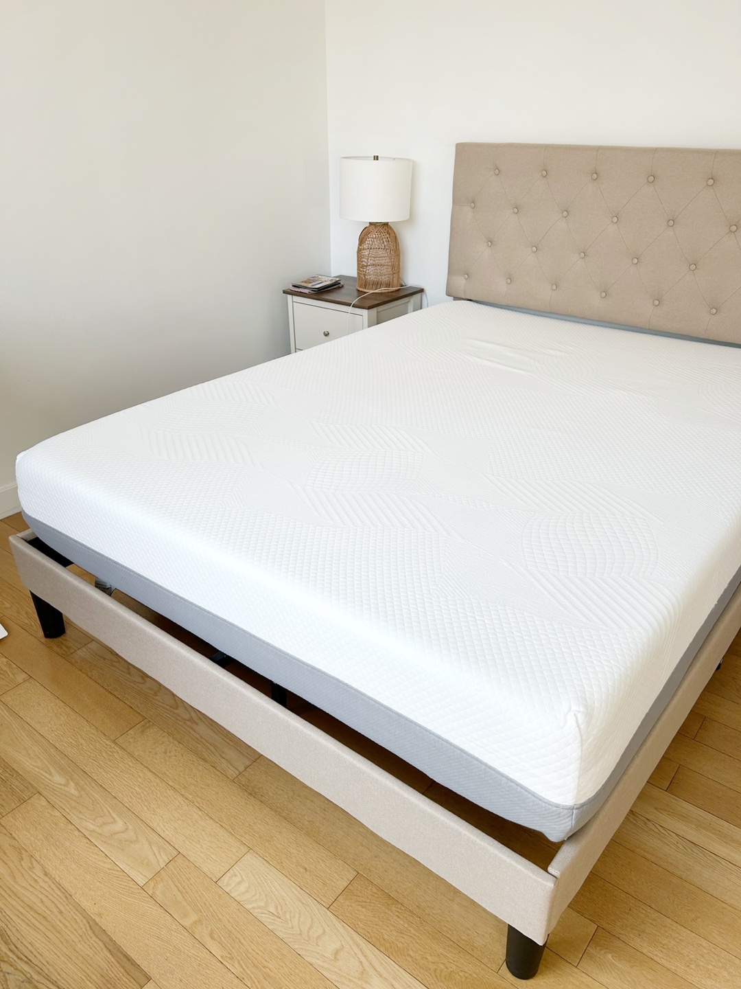 Like new! Queen bed frame + headboard - photo 5
