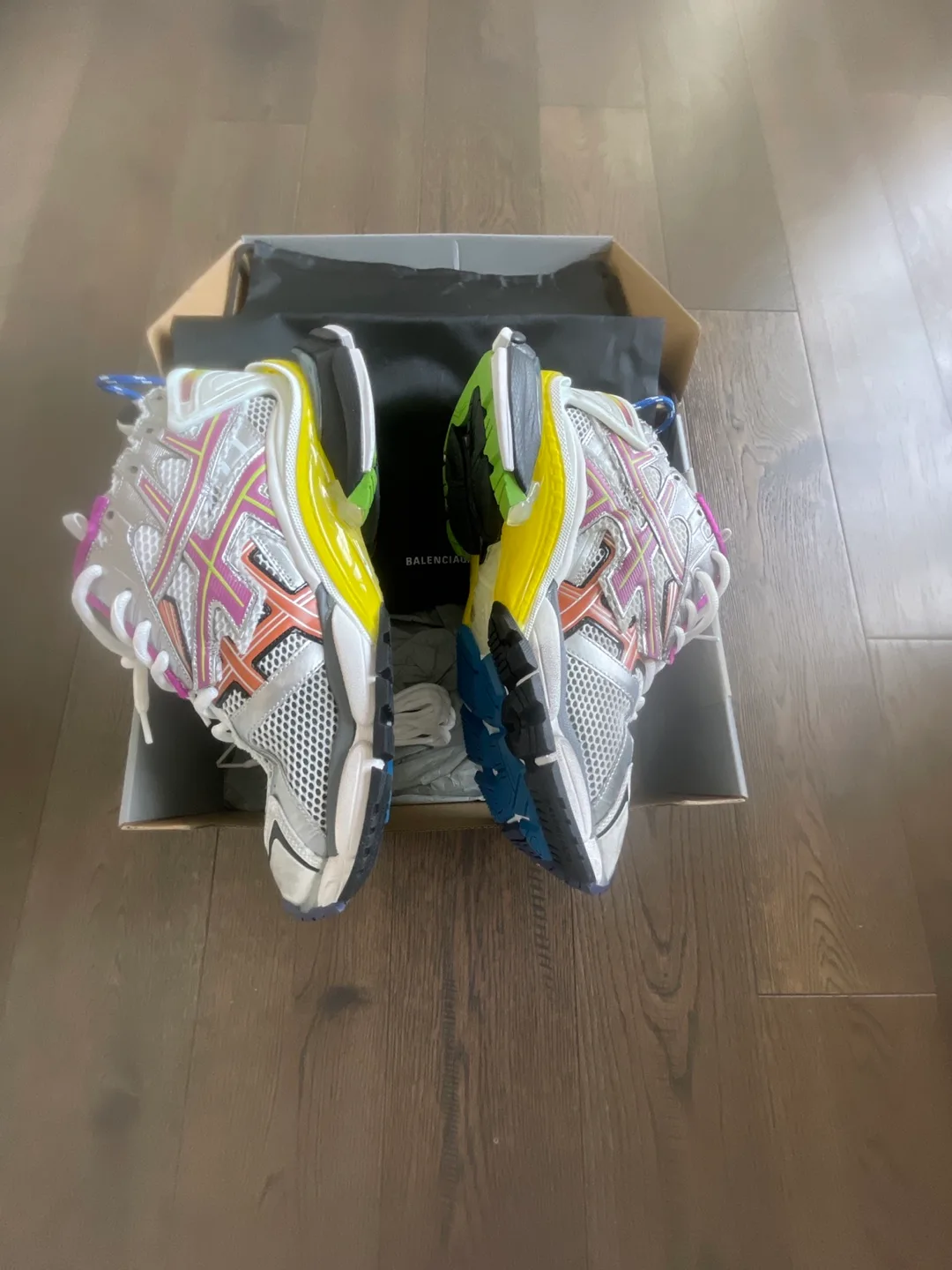 Balenciaga runners image indicator(2)