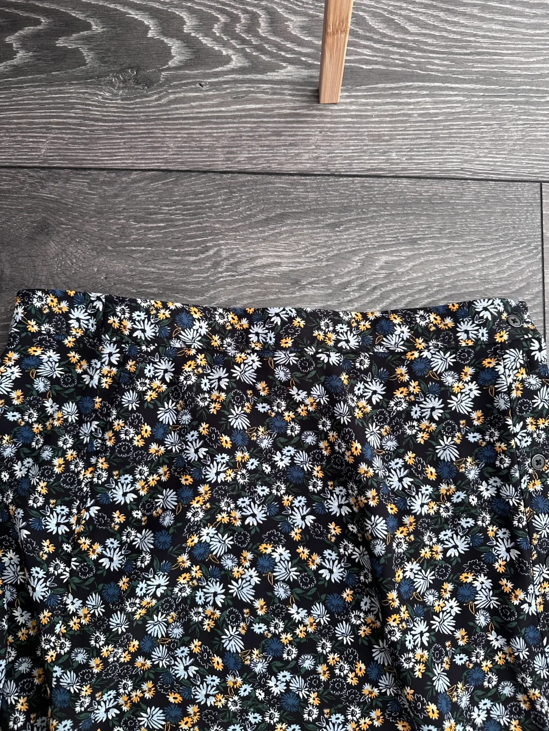 Like New! Uniqlo Floral Wrap Skirt - Size M image indicator(6)