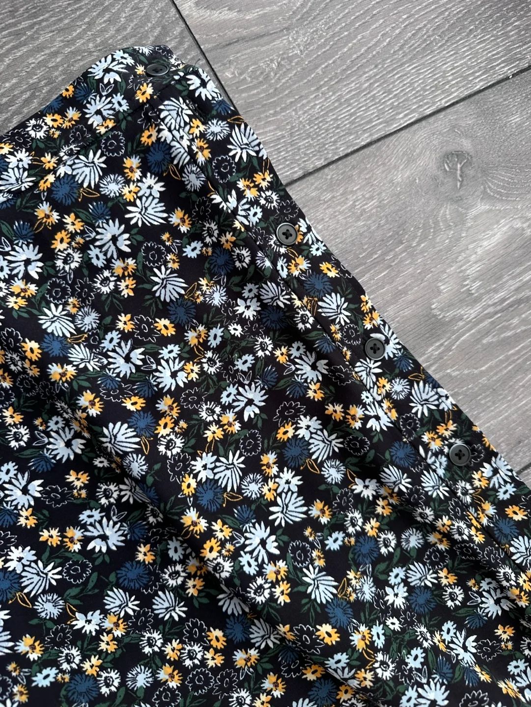 Like New! Uniqlo Floral Wrap Skirt - Size M image indicator(4)