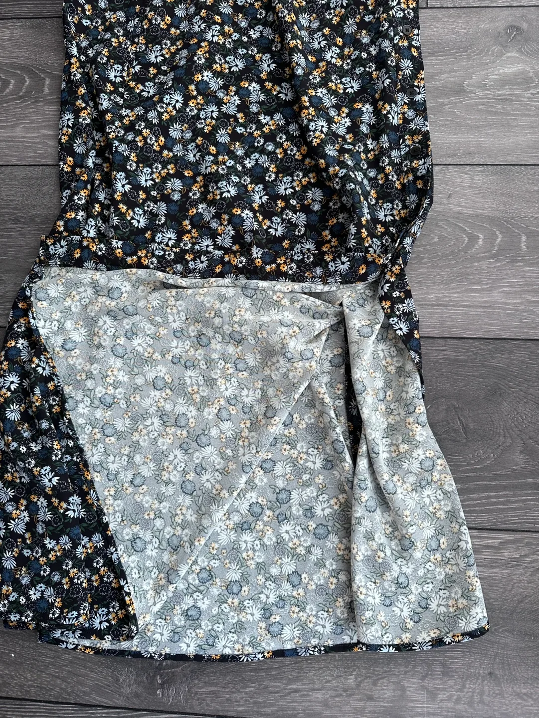 Like New! Uniqlo Floral Wrap Skirt - Size M image indicator(3)