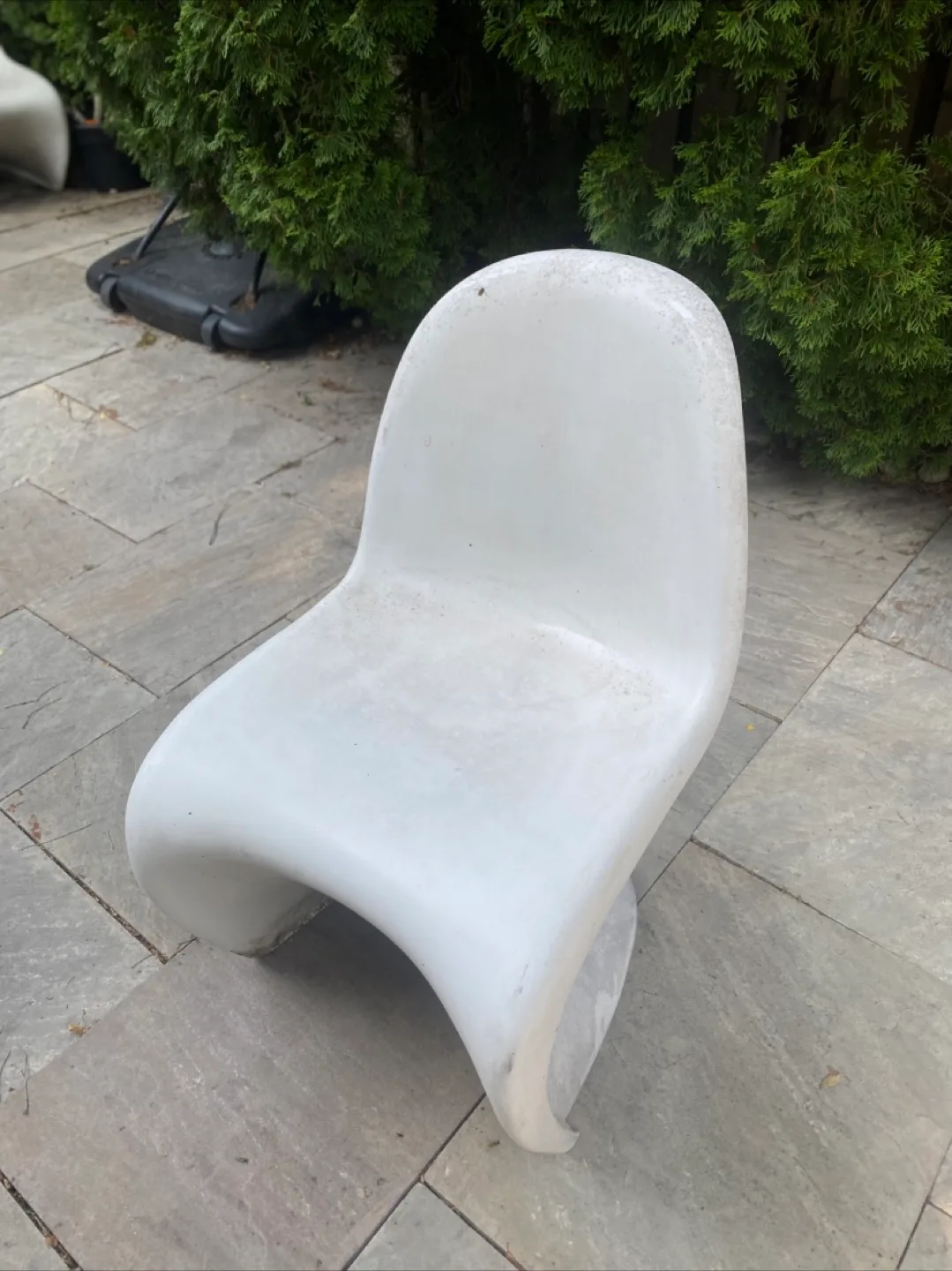 8 white Vitra Panton patio chairs image indicator(3)