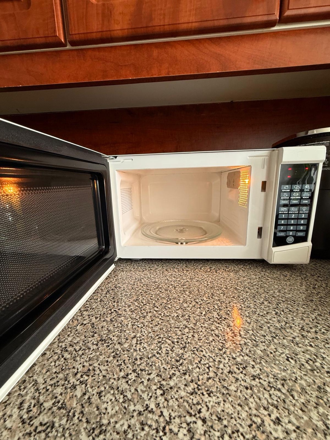 RCA Microwave - White - photo 2