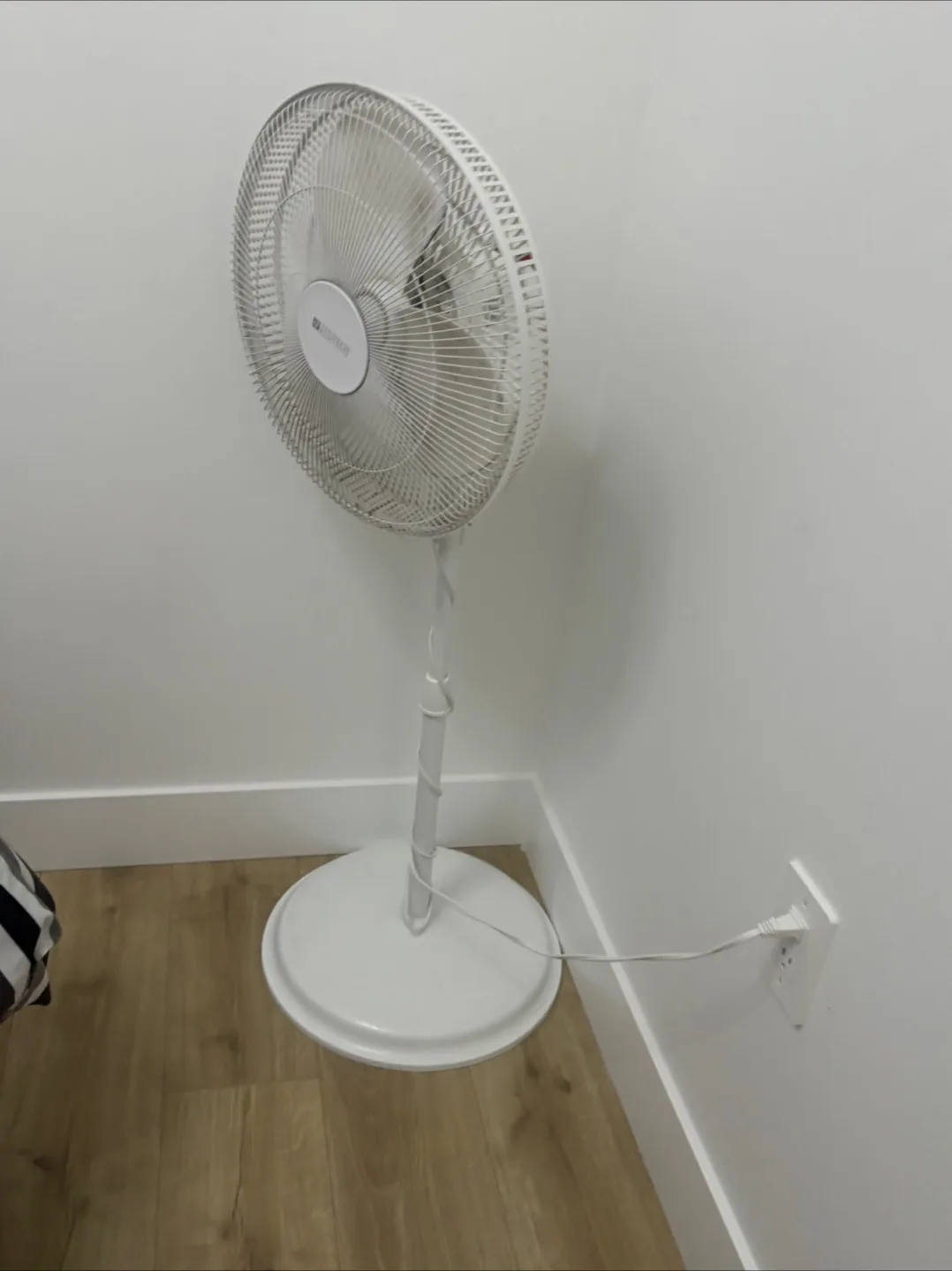 Utilitech White Stand Fan image indicator(2)