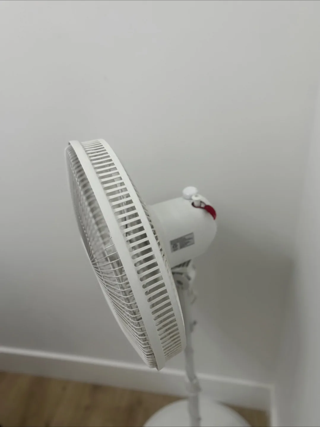 Utilitech White Stand Fan image indicator(3)