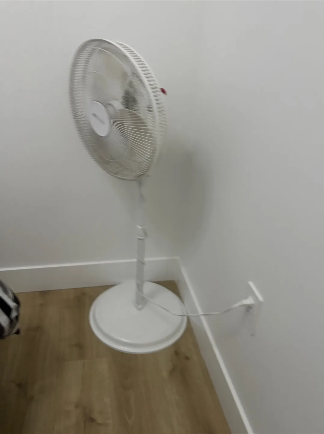 Utilitech White Stand Fan image indicator(4)