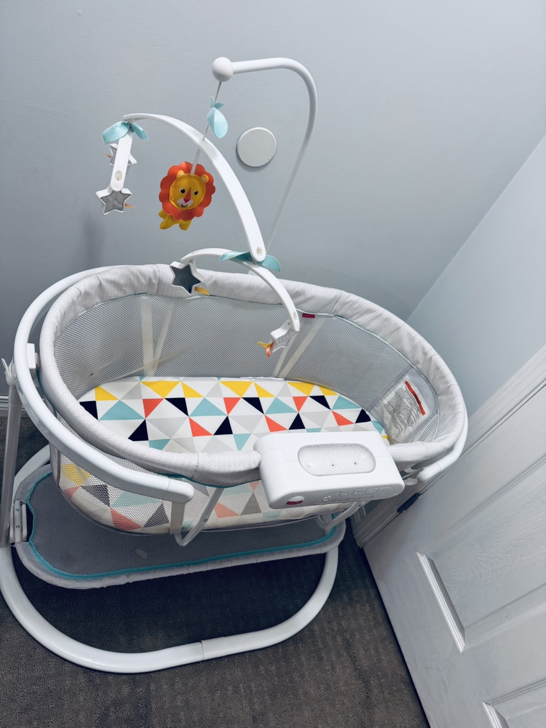Fisher-Price Soothing Motions Bassinet - Excellent Condition