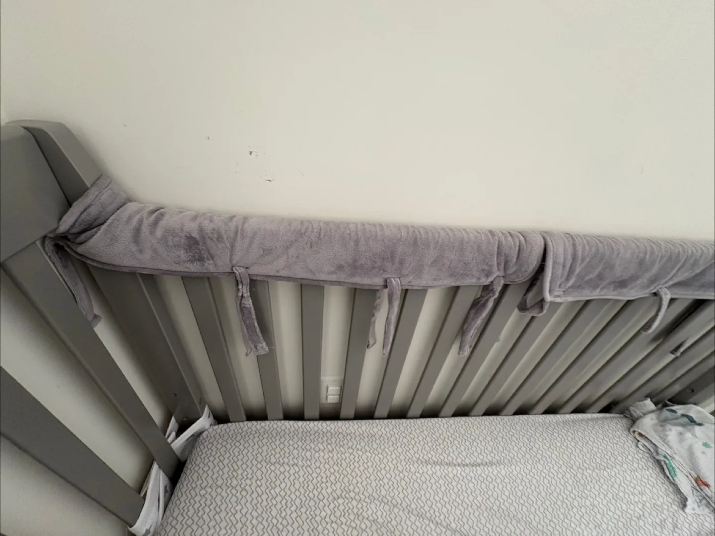 Grey Baby Crib with Bumper Pads image indicator(2)
