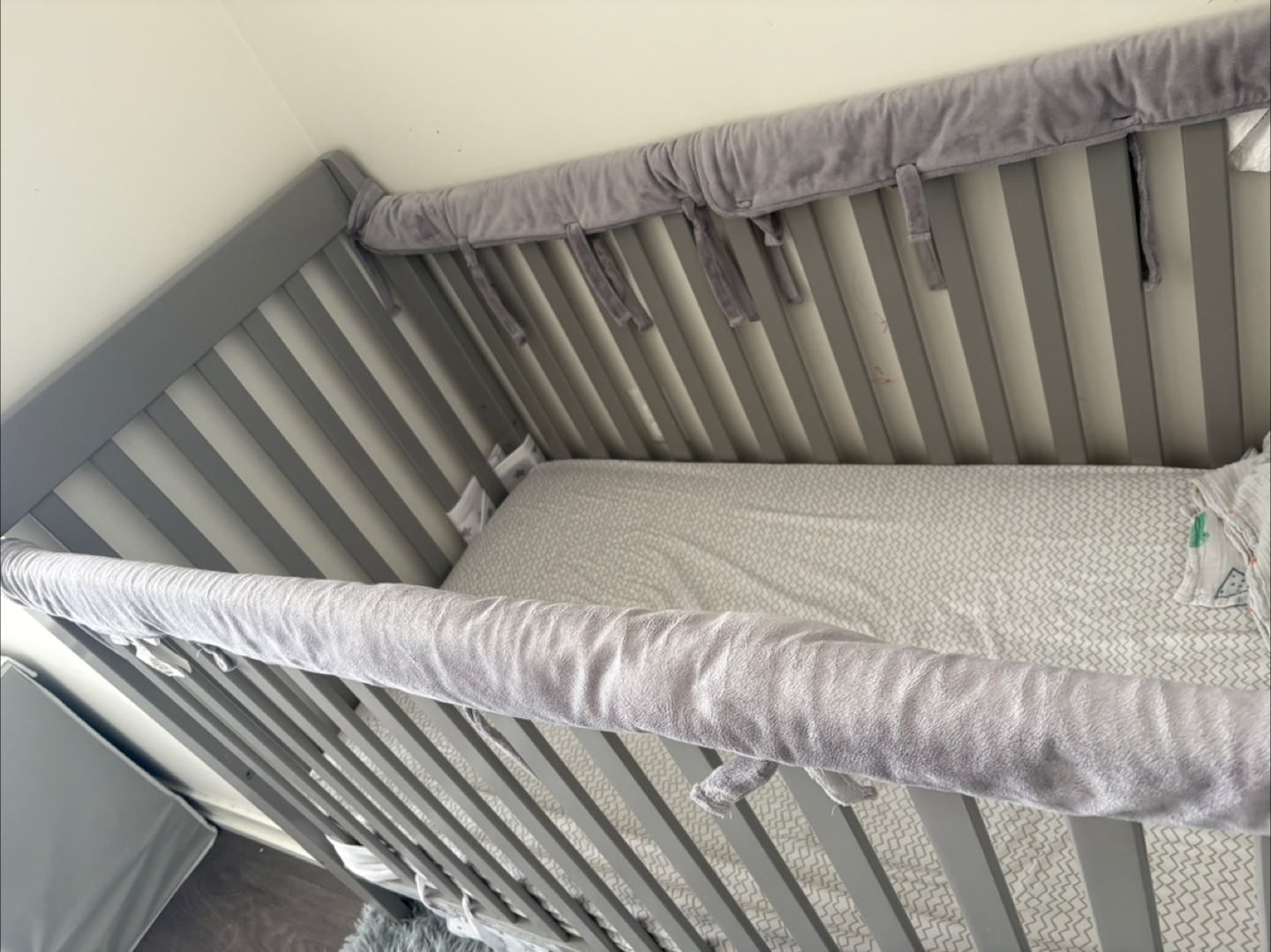 Grey Baby Crib with Bumper Pads - photo 4